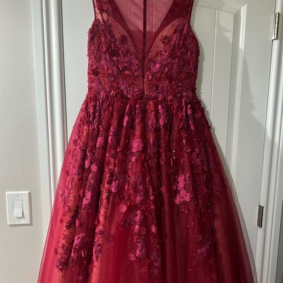 Basix black label gown - Picture 6 of 7